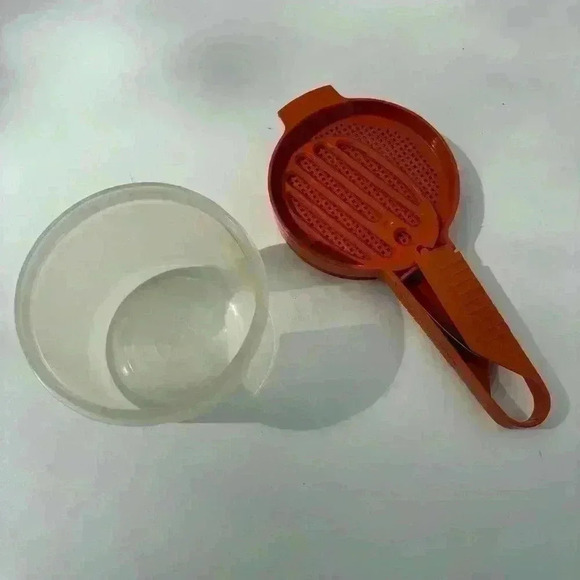 Vintage Tupperware sifter 1689-12 in tangerine with clear base 1493-9 - Picture 5 of 9